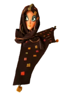 Ruskea huppuhuivi mallinuken päällä.