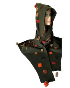 Vihreä huppuhuivi mallinuken päällä