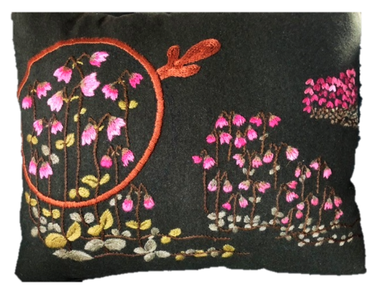 Käsin värjätyillä langoilla kirjottu Vanamo-tyyny